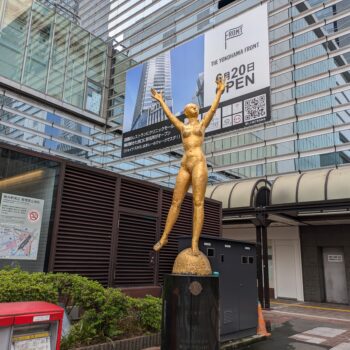 横浜駅ターミナル周辺の金色の像