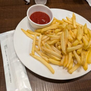 喫茶店で注文したフライドポテト