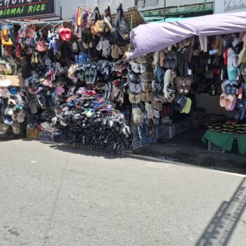 道路沿いに並ぶ履物店