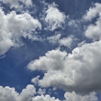 雲の後ろの青い空