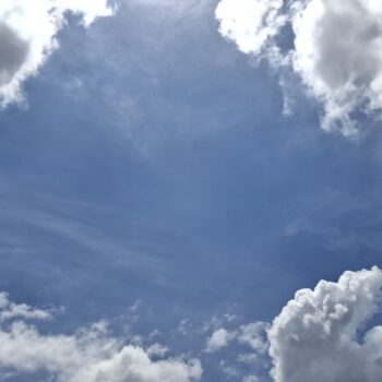 午後の美しい青空