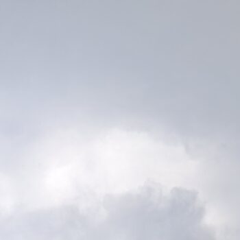 雨の前の暗い雲