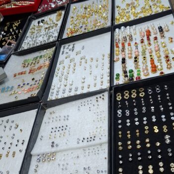 路上で販売されているおしゃれなアクセサリー