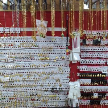 市場に陳列されるファンシーなジュエリー