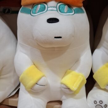 オレンジ色の帽子をかぶった白いぬいぐるみ