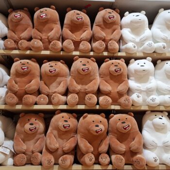 木製スタンドに並ぶかわいいぬいぐるみたち