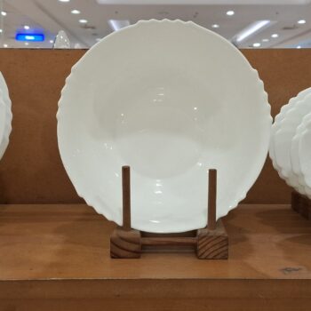 木製ラックに並べられた白い皿のセット