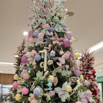 レインボーデザインのクリスマスツリー