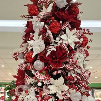 赤いモチーフのデザインの背の高いクリスマス ツリー