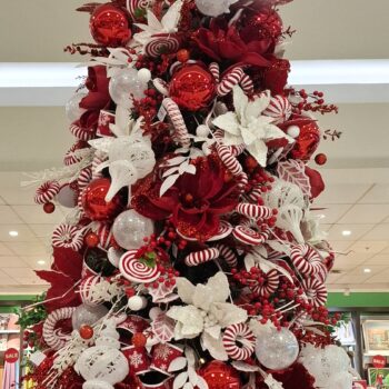 赤と白をモチーフにしたデザインの背の高いクリスマスツリー