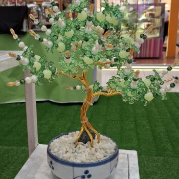 緑色のビーズで作られた小さな手工芸品の木