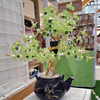 黄色のビーズで作られた小さな手工芸品の木