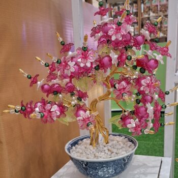ピンク色のビーズで作られた小さな手工芸品の木