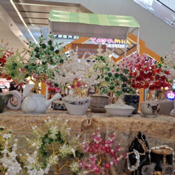 さまざまな色のビーズやパールで作られた小さな手工芸品の木