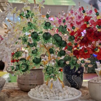 濃い緑色のビーズで作られた小さな手工芸品の木