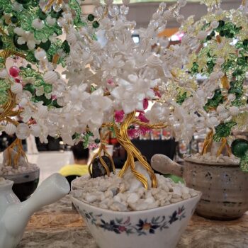 白いビーズで作られた小さな手工芸品の木