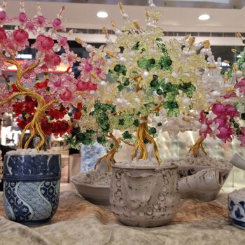 カラフルなビーズで作られた小さな手工芸品の木