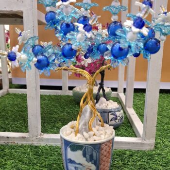 青い色のビーズで作られた小さな手工芸品の木