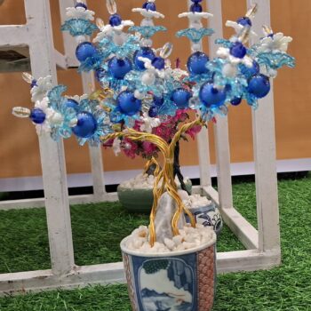 水色のビーズで作られた小さな手工芸品の木
