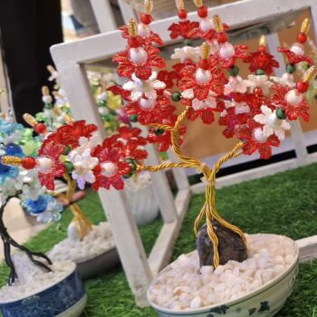 赤い色のビーズで作られた小さな手工芸品の木