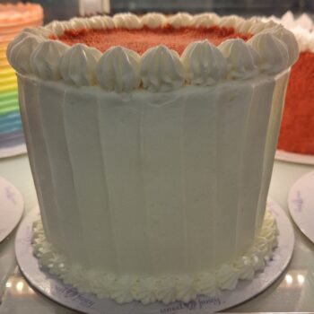 丸みのあるバニラミルク風味のケーキ