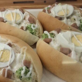 卵をトッピングしたパン
