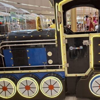 四輪デザインの電車