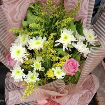シンプルな白い花の花束