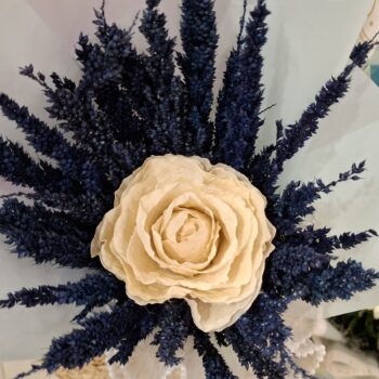 一輪の白い花の花束