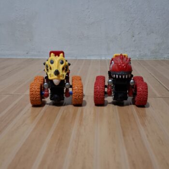 2 つのモンスター トラックのおもちゃ