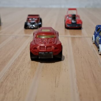 金属製のおもちゃの車