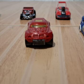 アソートカラーの車のおもちゃ