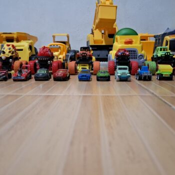 トラックと車のおもちゃのグループ
