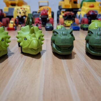 恐竜の車のおもちゃのグループ