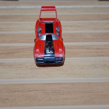 赤いメタリックなレーシングカーのおもちゃ