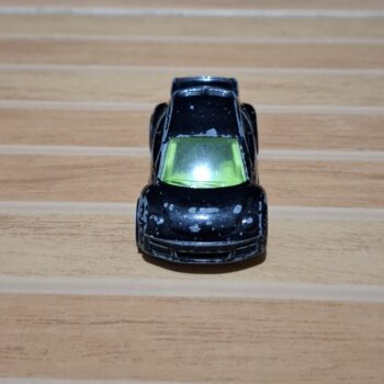 ブラックメタリックのさびた車のおもちゃ