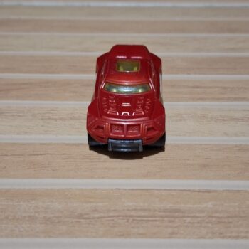 赤いメタリックな車のおもちゃ