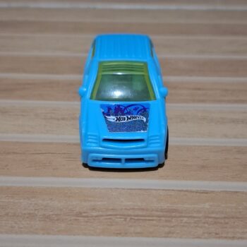 青い車のおもちゃ