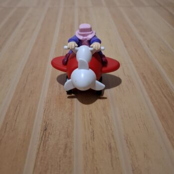 ライダー付きの小さな空飛ぶ車のおもちゃ