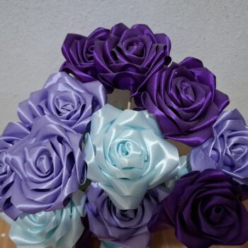 紫の紙の花