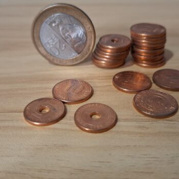 小さなコインが入った 20 ペソコイン
