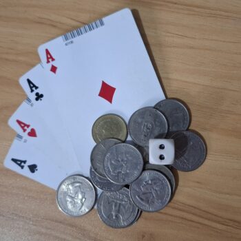 コイン付きの 4 つのエース カード