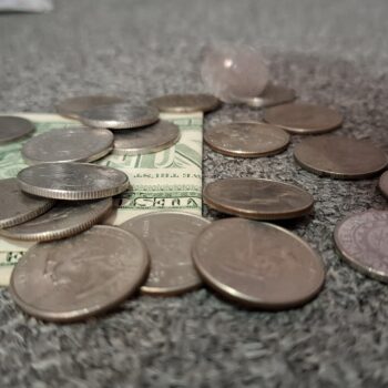 1ドル紙幣と硬貨