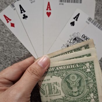 4 つのエースのトランプとドル紙幣