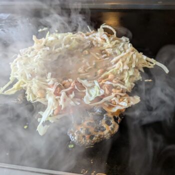 湯気がもくもくしているもんじゃ焼き