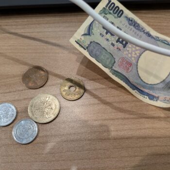 千円札と小銭