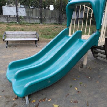 水色の子供用すべり台
