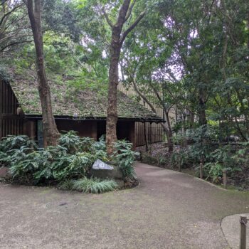 ズーラシアにあるトイレ小屋