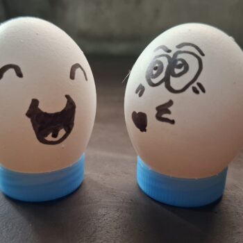 立っている2個の卵