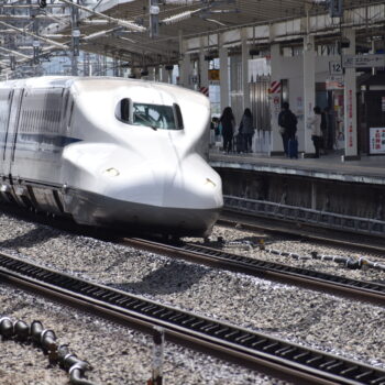 通過するのぞみ1